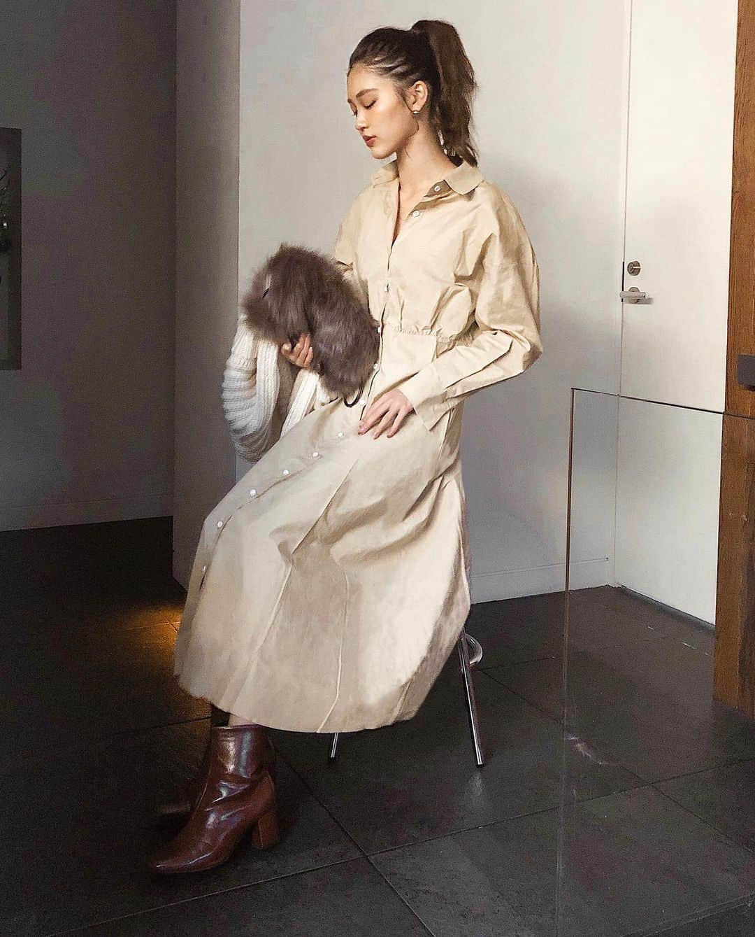 影山可蓮さんのインスタグラム写真 - (影山可蓮Instagram)「・ ・ #outfit 🧥 ・ ・ 昨日の服〜 最近ポニーテール🐴多め。 中に着込めるベージュのシャツワンピが新入り〜✳︎ ・ ・ 🏷 DRESS @beautifulsail_official  KNIT/ACC @akte_official  SHOES #sesto ・ ・ ・ ・ ・ #outfit #ootd  #instafashion  #fashion #beautifulsail #AKTE  #コーデ #コーディネート #今日のコーデ #私服  #karen_k_outfit」11月28日 21時34分 - karenoutfits