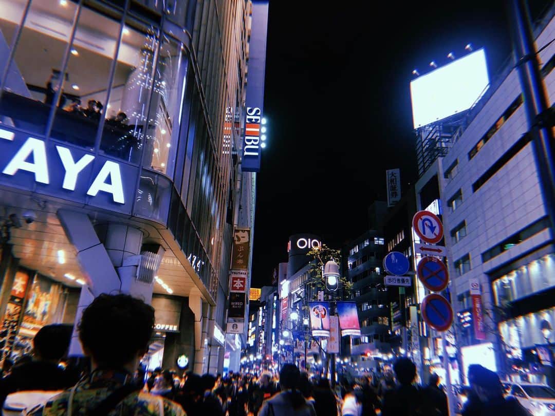 青柳透さんのインスタグラム写真 - (青柳透Instagram)「今日のlineliveで見せた写真です #青柳透写真館 から何か作りたいですね 改めて渋谷の一部に自分たちの展示があるなんて嬉しいなと思った昨日でした 夜の街ってどうしてこんなに魅力的なんだろうね #スナップ写真 #スナップショット #風景 #風景写真 #東京 #shibuya」11月28日 21時48分 - ds_toru17