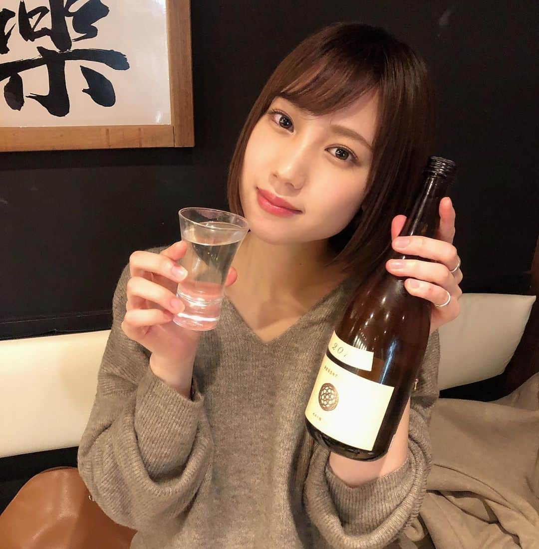 高野祐衣さんのインスタグラム写真 - (高野祐衣Instagram)「マネージャーさんと🍶🍶🍶﻿ 飲み放題なのに、﻿ いいお酒たくさんあってびっくり！﻿ ﻿ ﻿ 飲み放題の時は﻿ グラスが変わらない場合もあるので、﻿ そうゆう時は、お水を別でもらって﻿ グラスをゆすいでから﻿ 新しい日本酒を飲むようにしてね^ ^﻿ そしたら香りも味も楽しめるはず！﻿ ﻿ ﻿ ﻿ #日本酒 #日本酒女子﻿ #新政 #ロ万 ﻿ #唎酒師 ＃ゆいぽんしゅ﻿」11月28日 21時46分 - yuipooon12_06