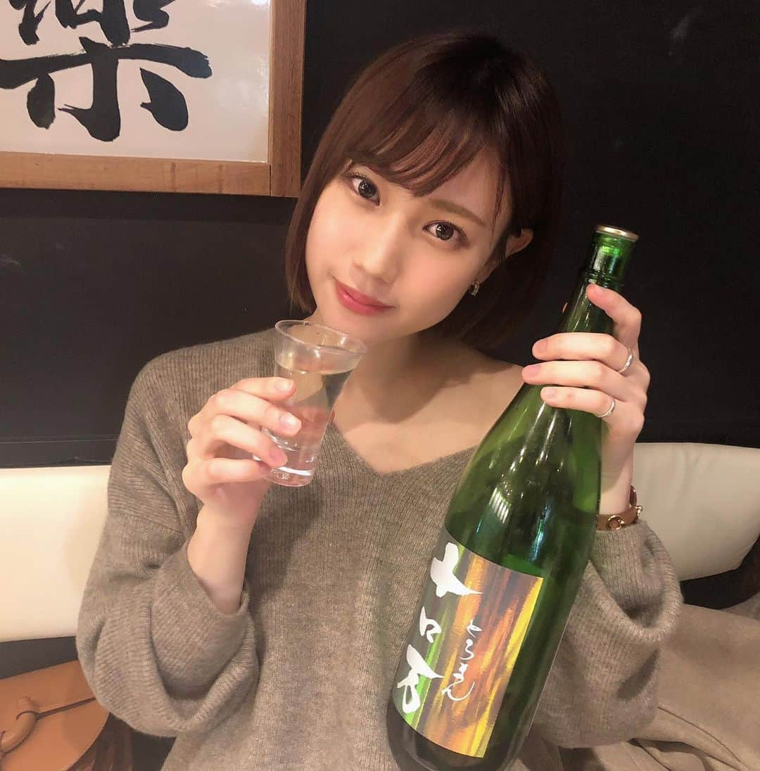 高野祐衣さんのインスタグラム写真 - (高野祐衣Instagram)「マネージャーさんと🍶🍶🍶﻿ 飲み放題なのに、﻿ いいお酒たくさんあってびっくり！﻿ ﻿ ﻿ 飲み放題の時は﻿ グラスが変わらない場合もあるので、﻿ そうゆう時は、お水を別でもらって﻿ グラスをゆすいでから﻿ 新しい日本酒を飲むようにしてね^ ^﻿ そしたら香りも味も楽しめるはず！﻿ ﻿ ﻿ ﻿ #日本酒 #日本酒女子﻿ #新政 #ロ万 ﻿ #唎酒師 ＃ゆいぽんしゅ﻿」11月28日 21時46分 - yuipooon12_06