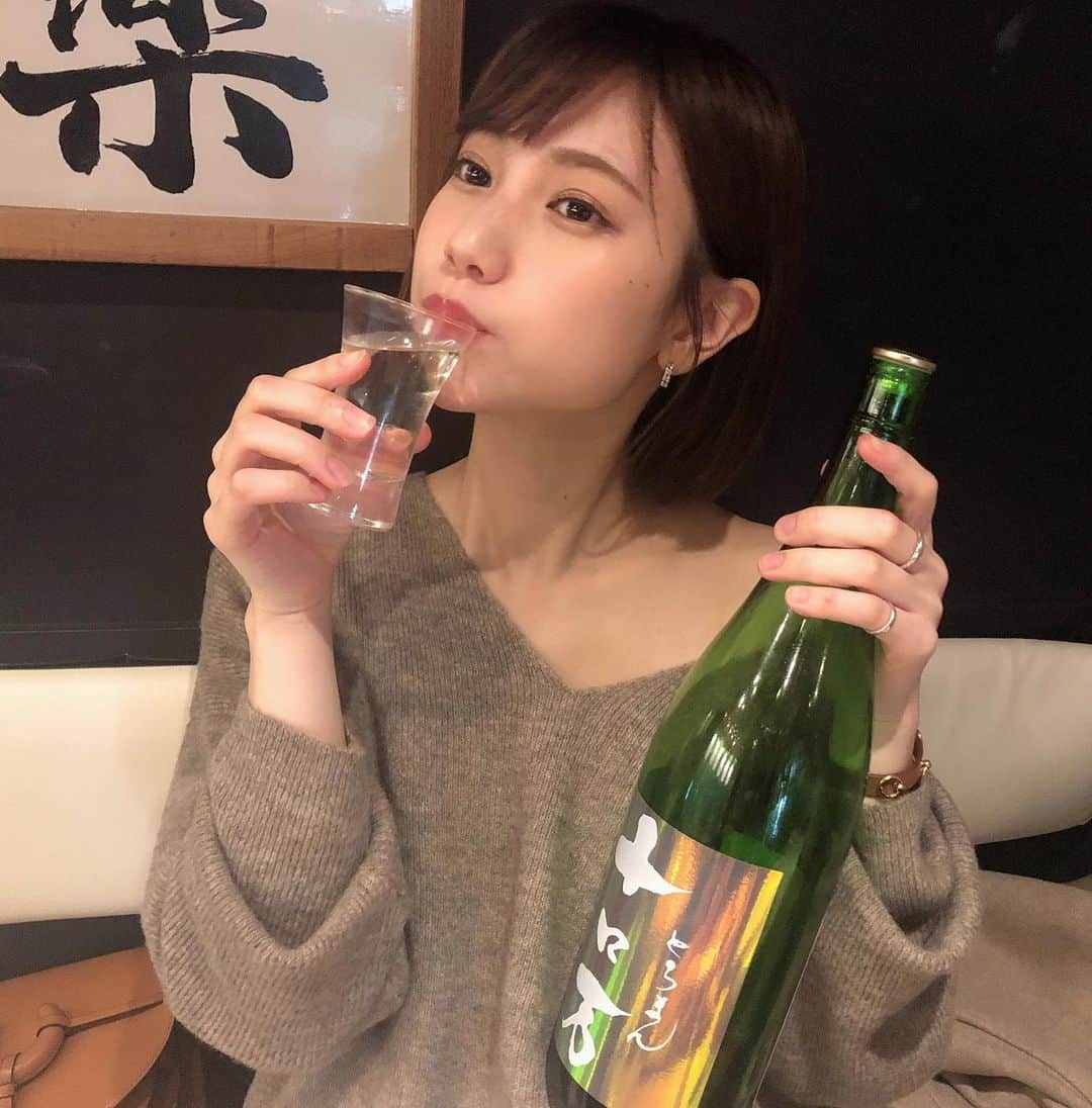 高野祐衣さんのインスタグラム写真 - (高野祐衣Instagram)「マネージャーさんと🍶🍶🍶﻿ 飲み放題なのに、﻿ いいお酒たくさんあってびっくり！﻿ ﻿ ﻿ 飲み放題の時は﻿ グラスが変わらない場合もあるので、﻿ そうゆう時は、お水を別でもらって﻿ グラスをゆすいでから﻿ 新しい日本酒を飲むようにしてね^ ^﻿ そしたら香りも味も楽しめるはず！﻿ ﻿ ﻿ ﻿ #日本酒 #日本酒女子﻿ #新政 #ロ万 ﻿ #唎酒師 ＃ゆいぽんしゅ﻿」11月28日 21時46分 - yuipooon12_06