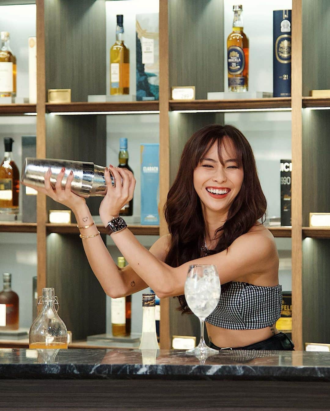 ソニアのインスタグラム：「So happy behind the bar till my eyes disappeared 🤪 Its Happy Hour at DFS Changi Airport for rest of 2019! Enjoy 10% off wines and spirits with promo code “Cheers10” on www.iShopChangi.com, 30 days up to 12hrs before your flight! T&Cs apply. Click the link in my bio to shop!  #DFSchangi #ChangiHappyHour」