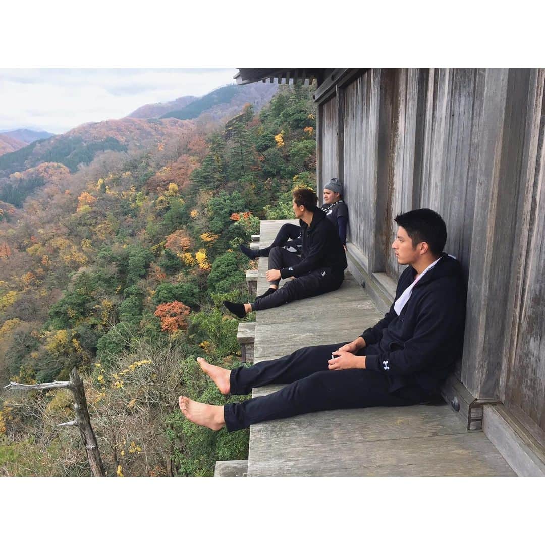北野貴之さんのインスタグラム写真 - (北野貴之Instagram)「三徳山三佛寺。日本一危険な国宝といわれる「投入堂」。 断崖絶壁に建つため、険しい山道を登って参拝しなくてはならない「投入堂」 こちらを登るには、1人ではダメで、2人以上。 今回はこの若衆で登りました。1人は靴底がすり減り入山許可がおりなく、そこで市販されている、わらじで。 彼は本当の修行の場となりました。  #日本一危険な国宝#三徳山三佛寺#山菜うどん#とち餅きな粉#自家製豆腐#旨し#初雪#閉山」11月28日 21時47分 - takashi_kitano