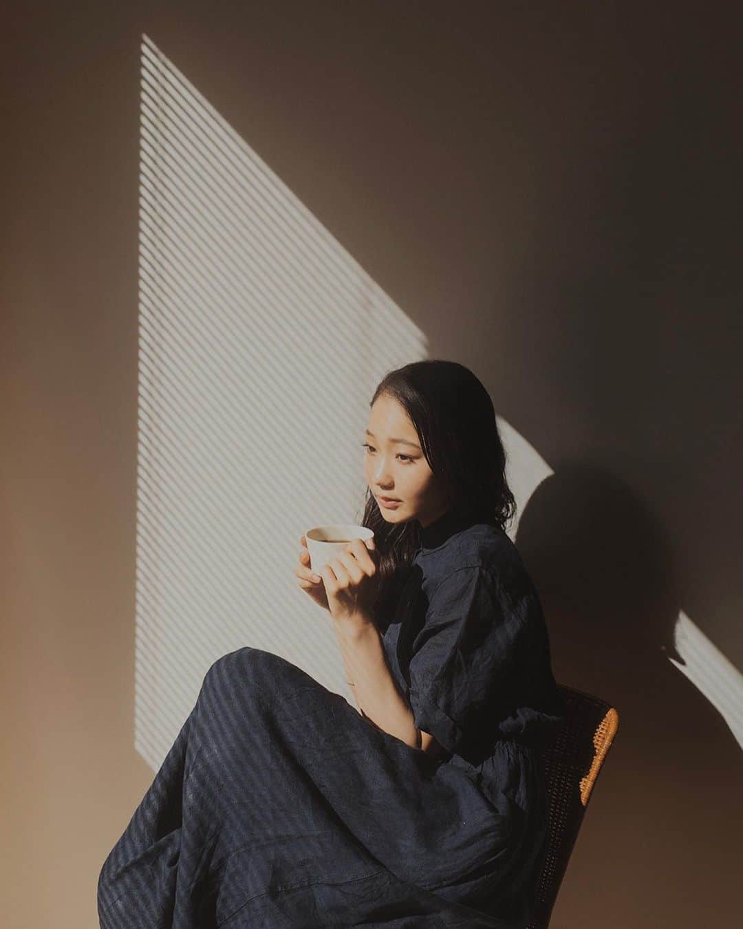 斎藤なりのインスタグラム：「コーヒーの匂い、ヒーターの匂い、陽の匂い」
