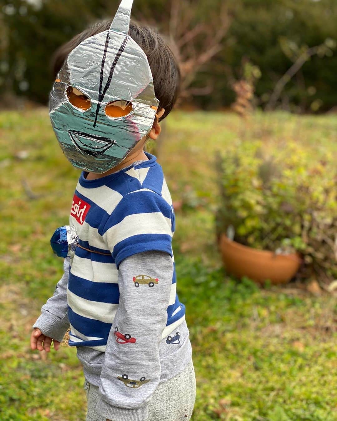 島崎直也のインスタグラム：「最近はずっとウルトラマンになっています。 ご飯の時も、そのまま😅  #2歳　#ウルトラマン」