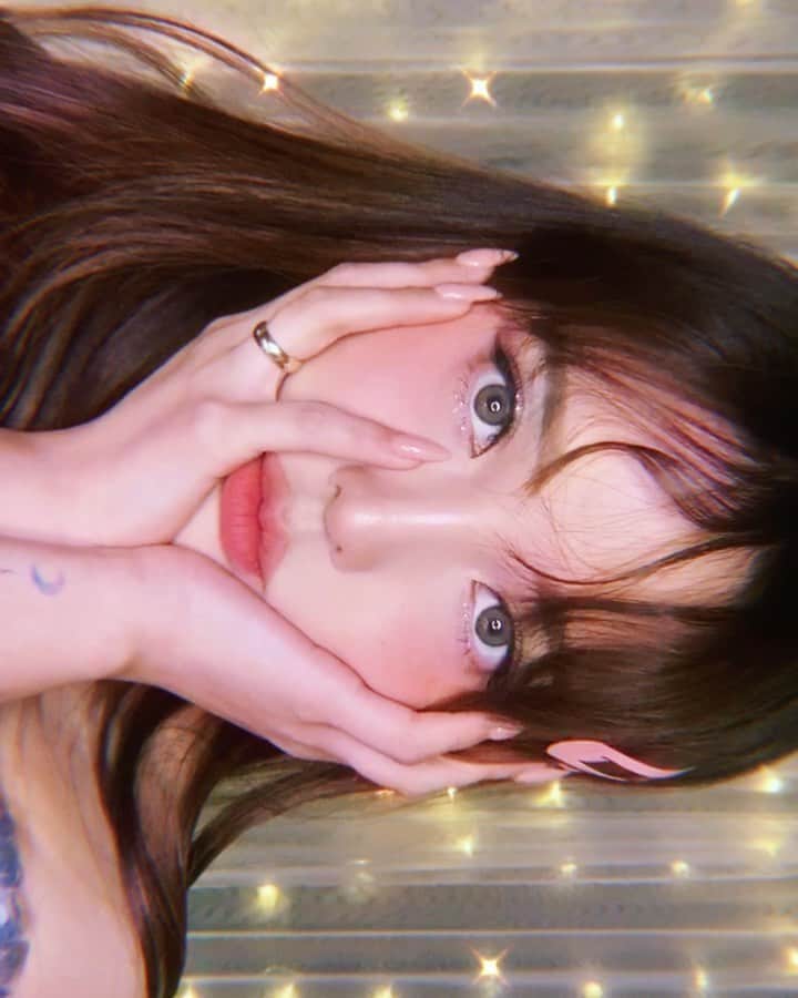 ポニーのインスタグラム：「NEW VIDEO IS UP✨」