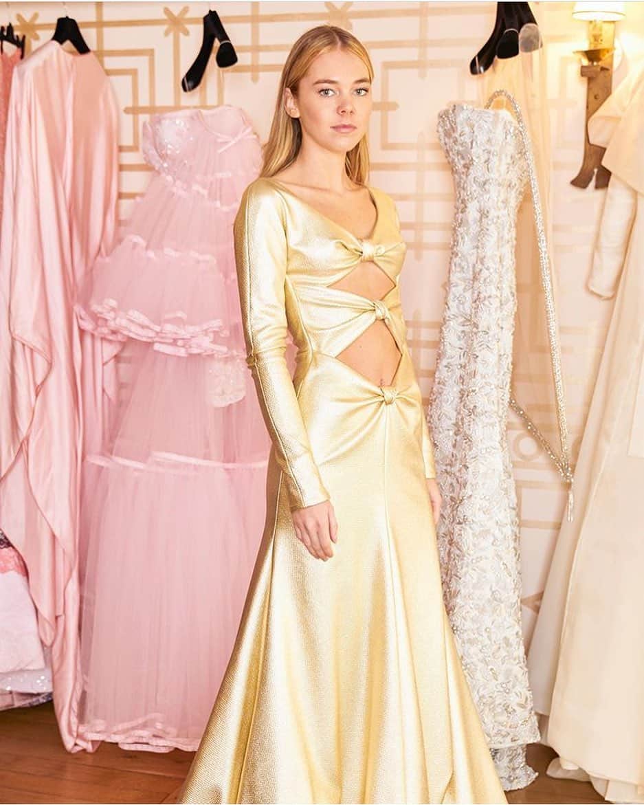 アレクシマビーユのインスタグラム：「Cutie @alexiadepoligny fitting dresses @alexismabille before her bal des debutantes appearance @lebal.paris this week end @shangrilaparis shot @olegcovian make up @byterryofficial #alexismabille #alexiadepoligny #lebaldesdebutantes #bowdress #goldengown #eveningdress #hautecouture #alexismabillehautecouture #graceful #beauty #debutante #cutie #fresh #delicate #comingsoon #fitting」