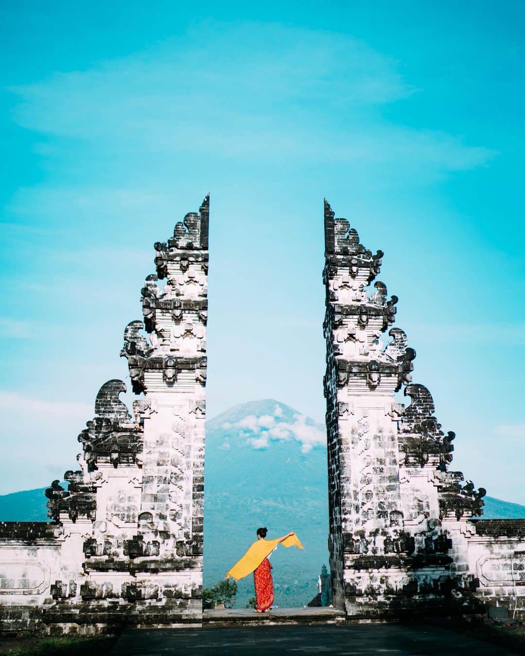 wacameraのインスタグラム：「I love Bali. Which lens do you like? 1st : 35mm ／ 2nd : 100mm どっちのレンズのあれが好きですかね。後ろのアグン山の感じがガラリと変わってしまうので、どちらも捨てがたいのですが…」