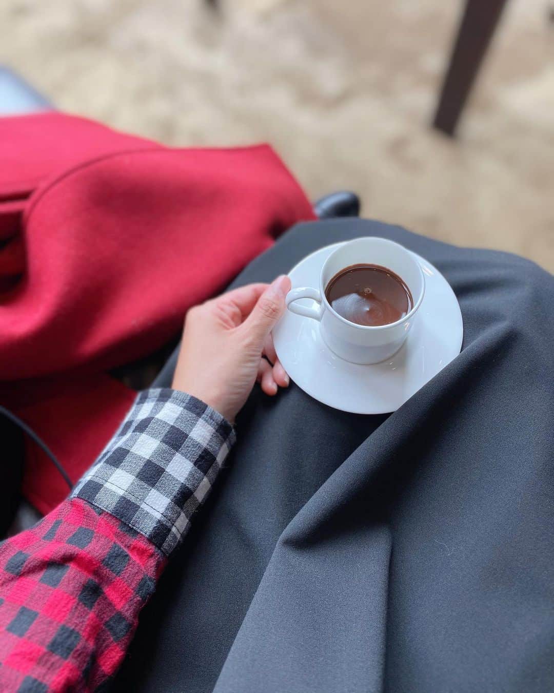 のインスタグラム：「#hotchocolate 🍫☕️ ふゆは誘惑多し💭 体脂肪も急上昇。。。 怠けていたbodymake、がんばろ。 #bvlgarihotel#bvlgarihotelshanghai  #akikiinshanghai」