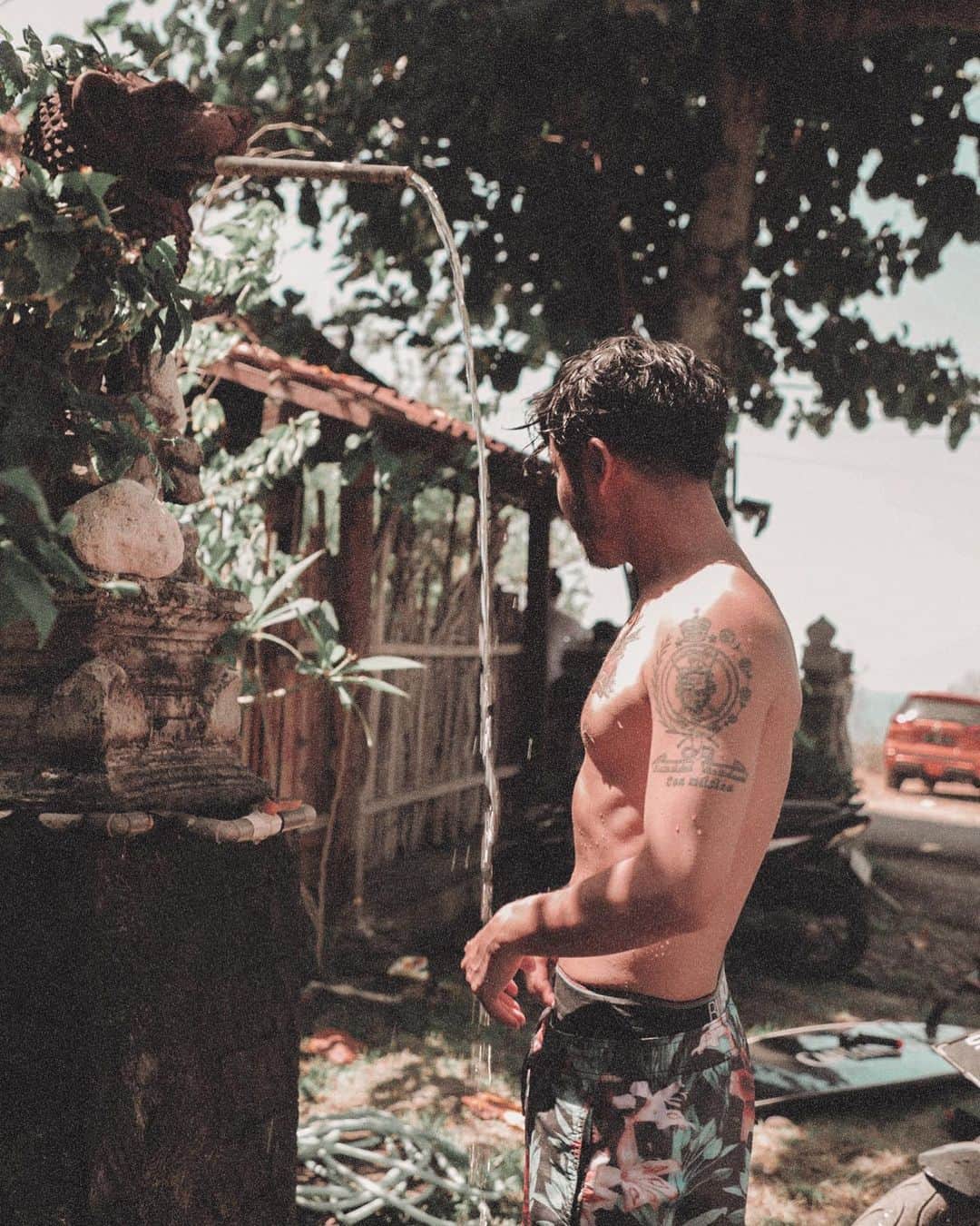 のインスタグラム：「Shower Time After Surfing🏄🏽‍♂️ マーライオン(?)のシャワー🦁🚿 . #BALI#balisurf#showertime」