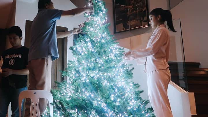 ジュリア バレットのインスタグラム：「Went 🎄shopping for my new home. Now live on Youtube! Link in the bio.」