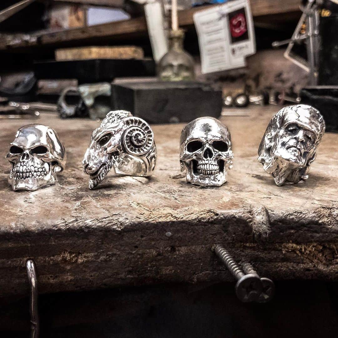 のインスタグラム：「Christmas orders are flooding in! 🎄 Most items ready within 1 hour in-store, get yours early so you don’t miss out 🤘💀🤘We’re also posting twice a week now for internet orders to get them to@you asap 📦 #gothic #silver #jewellery #gemstone #skulls #animals #silverrings #goldrings #pendant #bracelet #cufflinks #heavymetal #custom #bespoke #christmas」