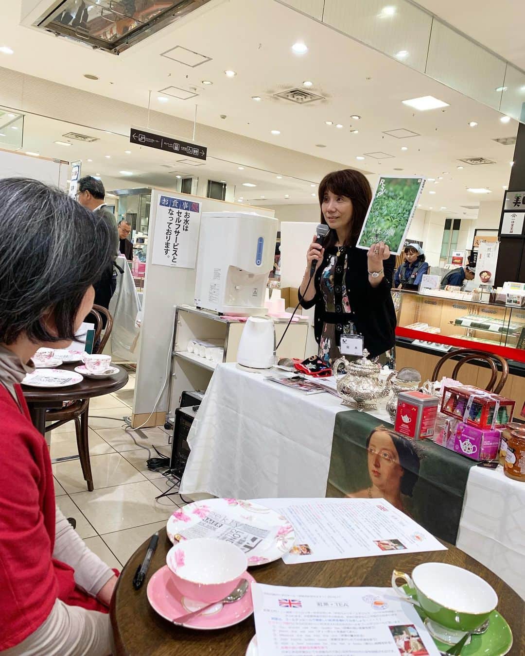 荒生暁子さんのインスタグラム写真 - (荒生暁子Instagram)「広島の紅茶の岡本先生が 大阪、くずはモールで 英国展での出張紅茶レッスン🇬🇧 仕事帰りにギリギリセーフ 驚かせちゃいました。 今回はいつにも増して 英国留学帰りで熱いトーク🔥 ホットなイギリス文化のお話が聞けたり 水の硬度やお茶の歴史が 面白かったです♪ #紅茶セミナー#紅茶レッスン#英国展#イングリッシュブレンド#紅茶好き#ショートブレッド #」11月28日 21時59分 - akikoarao0904