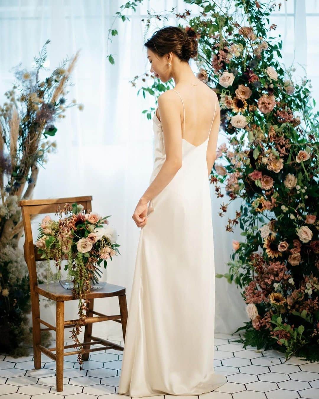 ARCH DAYS Weddingsさんのインスタグラム写真 - (ARCH DAYS WeddingsInstagram)「ここ数年トレンドとなっている、シンプルなデザインのウェディングドレス。﻿ ﻿ ﻿ 特別なデザインが施されているわけではないけれど、上質な生地や絶妙なラインなどに拘りを感じられるドレスが、ハイセンスな花嫁さんたちから選ばれています✨﻿ ﻿ ﻿ 今回はARCH DAYS花嫁さんが選ぶ、トレンドのウェディングドレスをご紹介。ドレス迷子さんはぜひ参考にしてみてくださいね🕊﻿ ﻿ ﻿ --------------------------﻿ ﻿ ﻿ ▽このCOLUMNを読むにはストーリーズを☑︎﻿ ﻿ ﻿ --------------------------﻿ ﻿ ﻿ ▽ARCH DAYSトップページはこちらから☑﻿ @archdays_weddings﻿ プロフィールのリンクから👰🏻﻿ ﻿ ﻿ ▽バースデー・ベビーシャワーなどの情報を見るなら💁🎉﻿ @archdays﻿ ﻿ ﻿ --------------------------﻿ #archdays #archdays_wedding #アーチデイズ #アーチデイズウェディング #archdays花嫁 #ウェディングドレス #ウエディングドレス試着 #ウエディングドレス選び #ウェディングドレス試着 #ウェディングドレス試着レポ #ウェディングドレス迷子 #ウェディングドレス探し #ドレス #ドレス迷子 #ドレス探し #ドレス選び #ドレス試着 #ドレスレポ #ドレス試着レポ #インポートドレス #スパゲティストラップ #キャミソールドレス #結婚式準備 #ウェディング準備 #プレ花嫁 #卒花嫁 #2020春婚 #2020夏婚 #2020秋婚 #2020冬婚﻿ --------------------------﻿ https://archdays.com/column/2019/11/28/48517﻿ --------------------------」11月28日 22時00分 - archdays_weddings