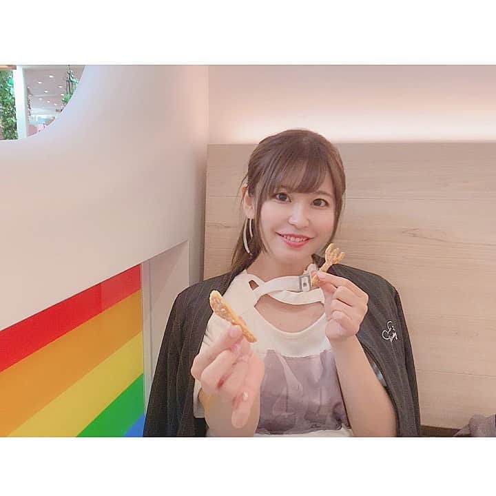 上村彩子さんのインスタグラム写真 - (上村彩子Instagram)「大好きなパンケーキのひとつが ココナッツパンケーキ🥞💓 . 見た目は甘そうなんだけど、 すごく食べやすかったりするんだよね✨ ナッツの組み合わせも好き🥜 . #レインボーパンケーキ 王道パンケーキ屋さんで好き💕 . 頼んだらスプーンとフォークの可愛いパイ付いてきた笑 #eatme」11月28日 22時06分 - ayako_uem