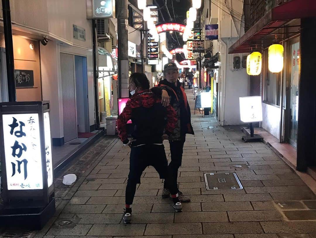 Ju-kenのインスタグラム：「同級生は、、、夜の街に消えます♫  #戦国時代　#長崎　#1人は酒飲み1人は下戸」
