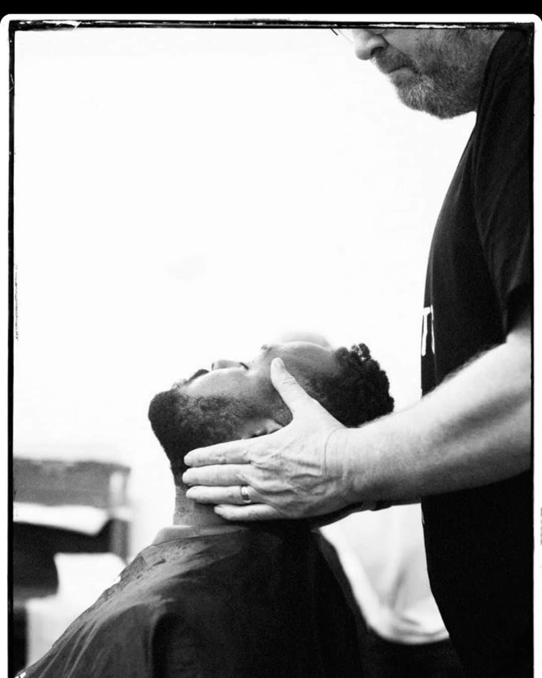 レナ・ヘディのインスタグラム：「Photo by @jackeamesphoto of Stewart @haircuts4homelessuk .. I LOVE this. PURE LOVE. HUMAN TOUCH. HUMAN CONNECTION.  #whatelsedowereallyhave 💗」