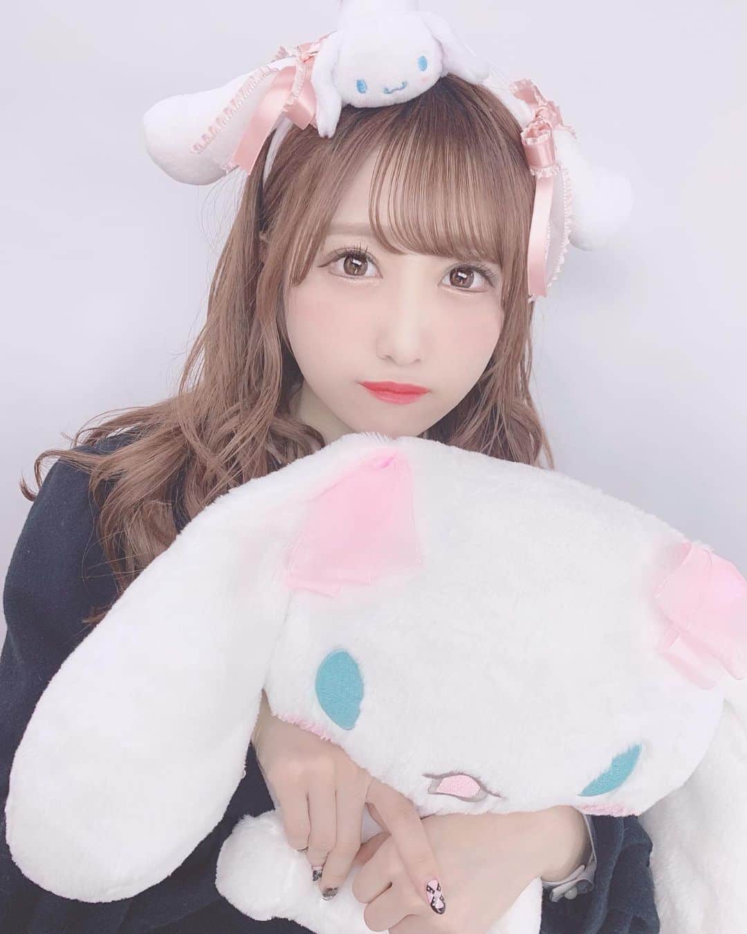 田口未彩のインスタグラム：「🎀 . . もうシナモンの投稿飽きたー？😢 そろそろ終わりにする、！！ . . #サンリオ #サンリオピューロランド #ピューロランド #ピューロ  #量産型 #量産型女子 #メイク #オレンジメイク #ピューロコーデ #カチューシャ #量産型コーデ  #ピンクコーデ #インスタ映え #映え #シナモン  #シナモロール #シナモンコーデ  #カチューシャアレンジ #リボンアレンジ #りぼんアレンジ #ヘアアレンジ #クリスマスピューロ #クリスマス」