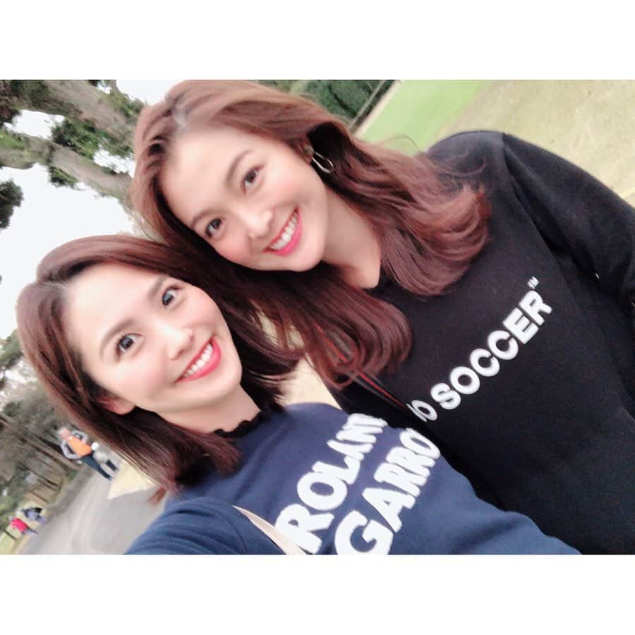 渋佐和佳奈さんのインスタグラム写真 - (渋佐和佳奈Instagram)「ゴルフを始めて3年目！(お休みを挟みながらですが🙈) 初めてコンペに参加してきました🏌️‍♀️💓 お天気が心配でしたが、結局雨は全く降らず(奇跡😳❣️)、一緒に回った方たちもとても優しかったおかげで、すっごく楽しかったです〜☺️❤️スコアはもっともっと伸ばしていきたいなぁ⭐︎ 写真は一緒に参加したのりちゃんと、ゲストのプロゴルファーのおふたり💓とっても若いのに綺麗でしっかりしてました🏌️‍♀️✨ ちなみに私たちのトレーナーは… ローランギャロス🎾🇫🇷とサッカー⚽️😂🙏笑  #ゴルフ　#ゴルフ女子　#福田典子　#渋佐和佳奈　 @letsgolf.ginza でまた練習しようーっと❤️」11月28日 22時11分 - shibusa_wakana