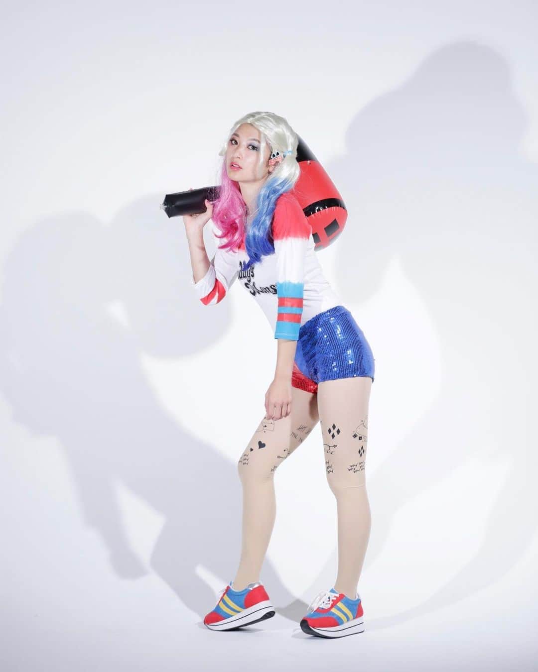 のインスタグラム：「遅めのHalloween♡笑  アメリカのコミコンに行こう！🇺🇸 #harleyquinn #ハーレークイーン #コミコン行きたかった #アメコミ #dccomics #DC #バッドマン好き #ジョーカーも好き #cosplay #コスプレ #アメコミのみ #japanesegirl #halloqueen」