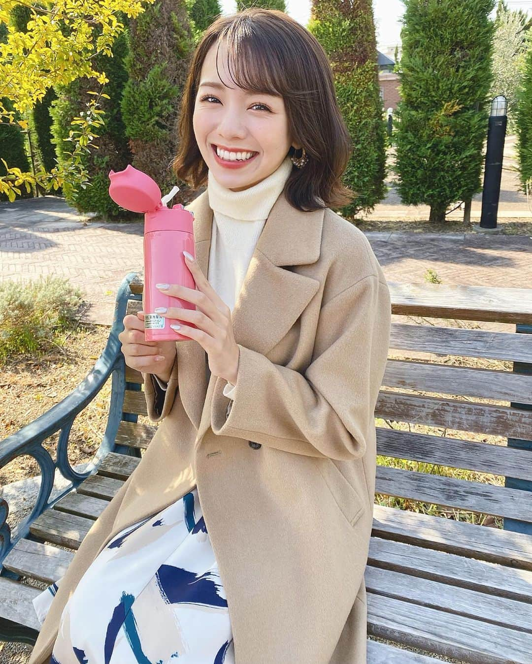 黒田真友香さんのインスタグラム写真 - (黒田真友香Instagram)「PreviousNext 私が手に持ってるのはピーコック魔法瓶の、保冷専用ストローボトル😍  私は家の中でも意識的に沢山お水を飲むように部屋に水筒を置いてたり外出時も持ち歩いたりするんだけど、これはストロータイプなのが本当に有難い！  ペットボトルや普通の水筒だと飲むときに口紅が一緒にもってかれて、飲み口はベタベタになるし口紅はハゲちゃうから😂  飲み物にストローは撮影現場でもよく見るくらい、メイク崩れを防ぐ上で必須🥺  あとストローだと上を向いて飲む必要がないから どんな状況でも飲みやすい☺️ 私の持ってるものは400mlタイプです🙆‍♀️ ・ ・  #ストローボトル #水筒 #魔法瓶 #ピーコック魔法瓶 #ボトル #マグボトル #マグ #マイボトル #ステンレスボトル #タンブラー #ピーコック #PR #ストロー」11月28日 22時31分 - kurodamayukaxx