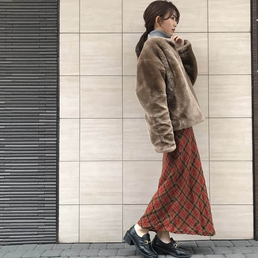 中島愛蘭さんのインスタグラム写真 - (中島愛蘭Instagram)「久しぶりに私服◌ ㅤㅤㅤㅤㅤㅤㅤㅤㅤㅤㅤㅤㅤ coat @ohotoro_official  knit @uniqlo  skirt @epineofficial  shoes @emoda_official  ㅤㅤㅤㅤㅤㅤㅤㅤㅤㅤㅤㅤㅤ 最近#epine で買ったチェックスカートがとてもお気に入り🎄 Iライン効果で身長を高く見せてくれます🥺❤︎ 低身長さんにはありがたい、、！ ㅤㅤㅤㅤㅤㅤㅤㅤㅤㅤㅤㅤㅤ #ohotoro のファーコートも 引き続き今年もお世話になります😂 あったか可愛くて色違いも欲しい🥺🥺🥺！」11月28日 22時24分 - aira_nakajima