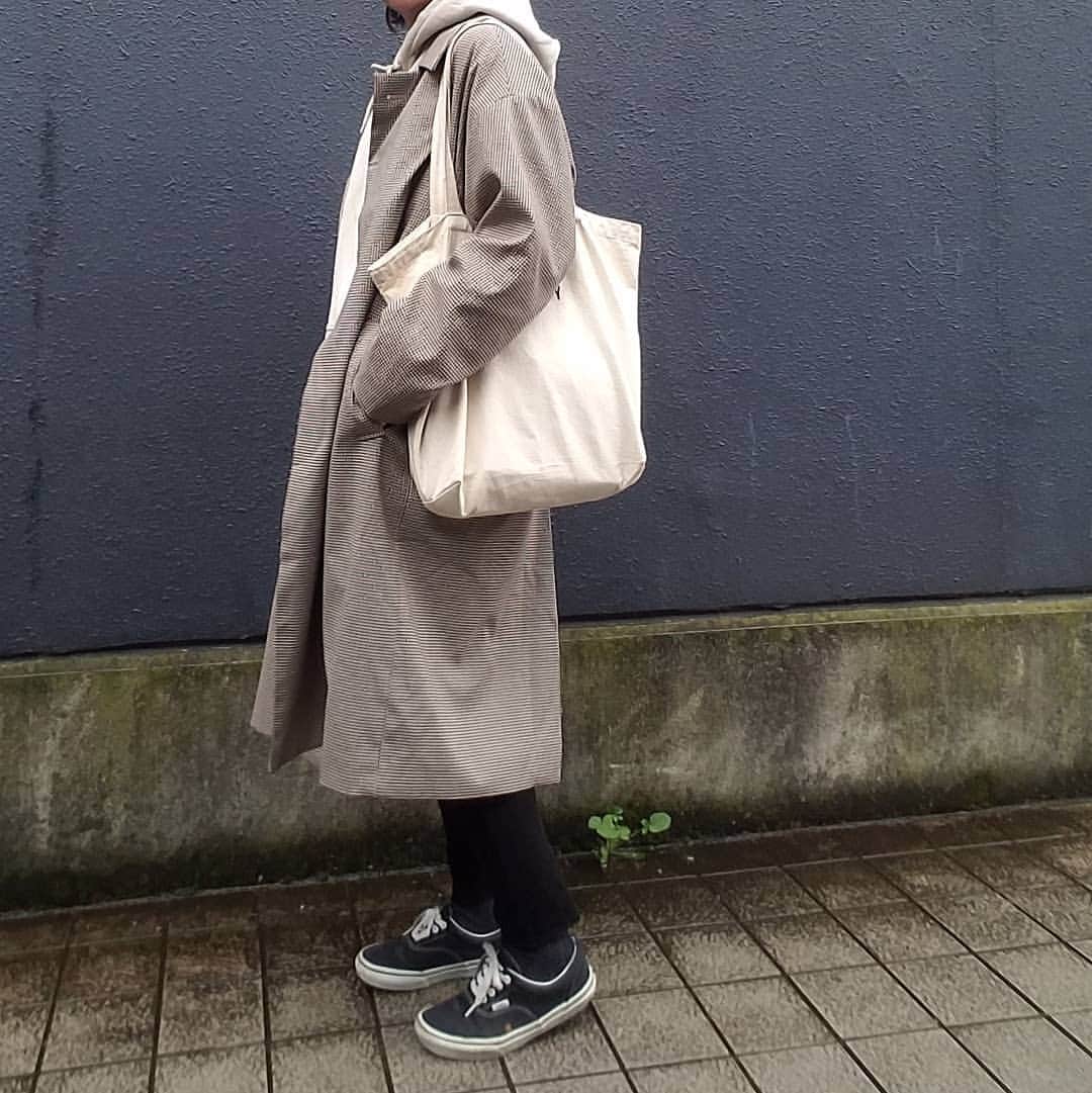 のインスタグラム：「*** 最近スーツばっかで私服着ること少ないです、、 新しい服着て外行きたい  #coordinate#aland#anoutfit#gildan#gu#harvesty#vans#チェックコート#フーディー#トートバッグ#バンズ#コーディネート#カジュアルファッション」