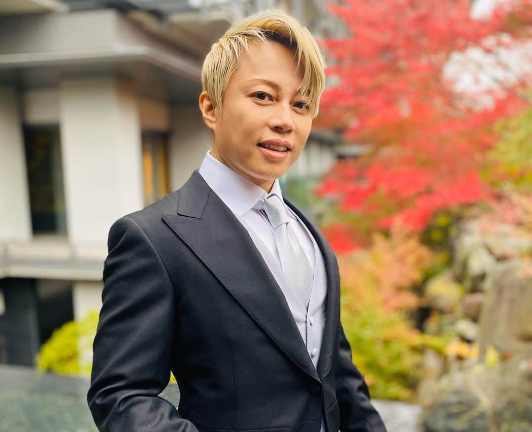 西川貴教のインスタグラム：「これまでの地方創生や地域振興の取り組みを評価して頂き、この度のお茶会へのご招待へ繋がりました。 今後も三日月知事をはじめ地元自治体の皆様と一緒に滋賀県の為にお勤めして参ります。 ただの田舎のバンドマンだった僕がこの様な晴れがましい席に参列させて頂けたのも、日頃から応援下さる皆様のお陰です。あと母ちゃんな！」
