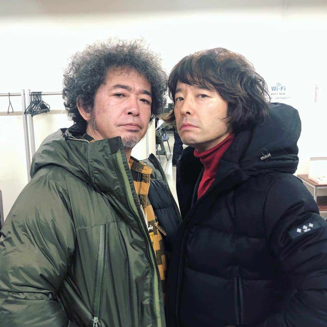 和田唱さんのインスタグラム写真 - (和田唱Instagram)「剛くんは今日も無事成功を収めたようで！🎉🎉👏👏では昨日の帰り際に撮っていた写真を。OT&Me。昨日ご覧になった方はご存知の通り、民生さんに「働く男」をリクエストしたのは俺です😄✌️楽屋で本番直前にセットリストを考え出すロックなレジェンドに「僕が決めてあげましょうか？」と（笑）で、大好きな「働く男」を「絶対やった方がいいですよ！」と言いました。が！これは多分に敬意と親しみを込めて言ったのであり、「アイツはいつも上から目線だ  笑」と言うのは僕のキャラ作りに貢献してくれているOT先輩の3倍増しのトークだと言うことを忘れてはなりませんぞ！（笑）しっかし本当にやってくれたなぁ...カッチョいいよなぁ。弾き語りで聴くとこれまたいい曲だったなぁ...。 #奥田民生 #草彅剛 #和田唱 #草彅剛のはっぴょう会 #働く男 #ユニコーン」11月28日 22時27分 - sho_wada_triceratops