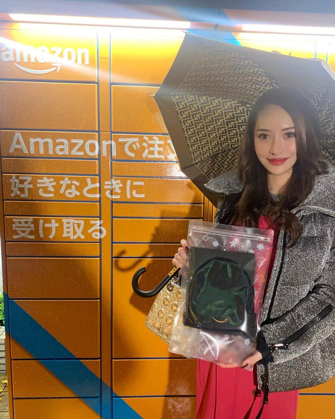 伊東亜梨沙さんのインスタグラム写真 - (伊東亜梨沙Instagram)「ねー🥺 皆さん知ってました？🥺 「Amazon Hub ロッカー」が9月から導入されたことを❣️ . 選択した希望の場所で商品を便利に受け取れるサービスなの✨ めちゃくちゃ助かるサービスなんですけど...本当Amazon様は神なんでしょうか...（笑） . . 11/29～12/26まで新宿サザンテラス広場のイルミネーション「ビッグフラワーパーク」のすぐそばに期間限定で新たに設置されたので早速使ってみました😜 Amazonニット帽😏ふふ . . 12月13日には時間限定で、お客様向けにギフトを配布予定らしいので是非立ち寄ってみてください😚❣️ . . #AmazonHub #Amazonホリデー #新宿イルミ #PR #ad #amazon #アマゾン」11月28日 22時28分 - arisa__917m