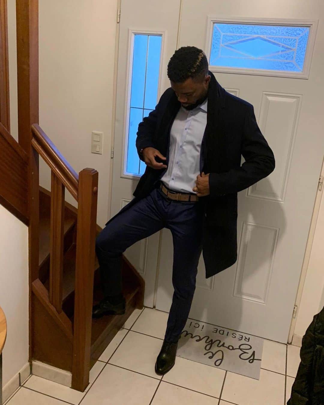 オーレリアン・シェジュのインスタグラム：「Let’s go to work... @irballi_official 👌🏾 🇹🇷🇨🇲 🇫🇷 #clean #suits #work #sharp #cold #shoesaddict #amiens ⚽️⚽️⚽️」