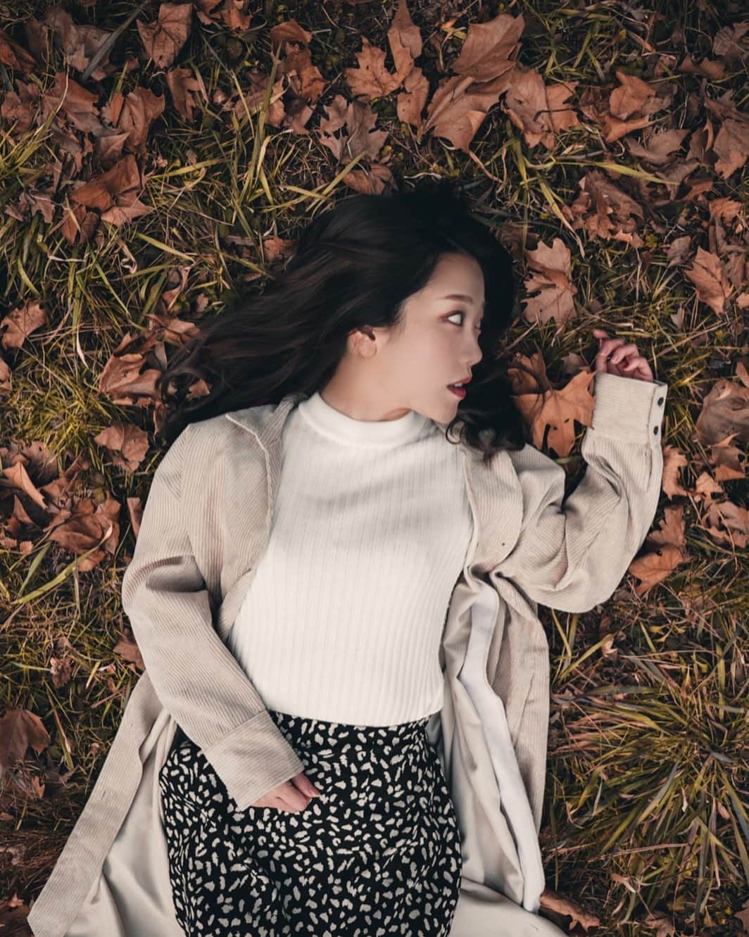 菜々香のインスタグラム：「大地にごろんフォト。🍁 #mood#funday#moody#instagramjapan#instagram#instagood#portrait#photography#ポートレート#公園#instananaka#nanaka#菜々香」