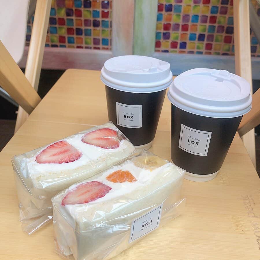 のインスタグラム：「・ #わたななカフェ巡ってみた in.代官山🤎 なのかちゃんが付き合ってくれた〜🥀 フルーツサンドだいすきなんよな🍓 ・ #東京#東京カフェ#カフェ巡り#かふぇすたぐらむ  #代官山#代官山カフェ#フルーツサンド #フルーツティー#🍓 #渡邊菜々#わたなな#🌻」