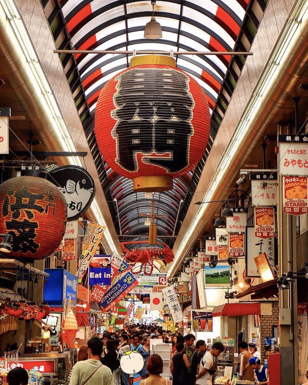 Osaka Bob（大阪観光局公式キャラクター）さんのインスタグラム写真 - (Osaka Bob（大阪観光局公式キャラクター）Instagram)「Kuromon market is full of fresh and delicious foods, and incredibly has served the local community since the late Edo period!  黒門市場にはフレッシュな美味しいものがいっぱい🤤 なんと江戸時代後期から続いている市場なんだって！ ————————————————————— #maido #withOsakaBob #OsakaBob #osakatrip #japan #nihon #OSAKA #OsakaJapan #大坂 #오사카 #大阪 #Оsака #Осака #โอซาก้า  #黒門市場 #osakafoodie #食べ歩き #大阪グルメ」11月28日 22時35分 - maido_osaka_bob