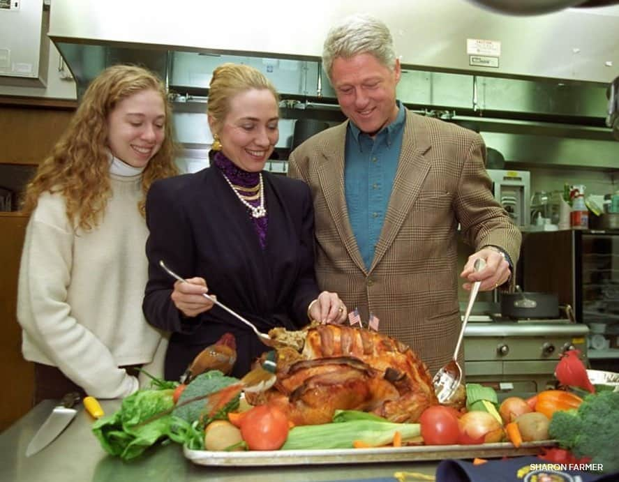 ヒラリー・クリントンさんのインスタグラム写真 - (ヒラリー・クリントンInstagram)「Thanksgiving is one of my favorite holidays. No matter where we or our ancestors are from, millions of Americans will sit down together to break bread today. It's a wonderful reminder that our country is both a place and an idea—where anyone can find a home to breathe free. Wishing you a wonderful and delicious holiday with all your favorite people!」11月28日 22時36分 - hillaryclinton