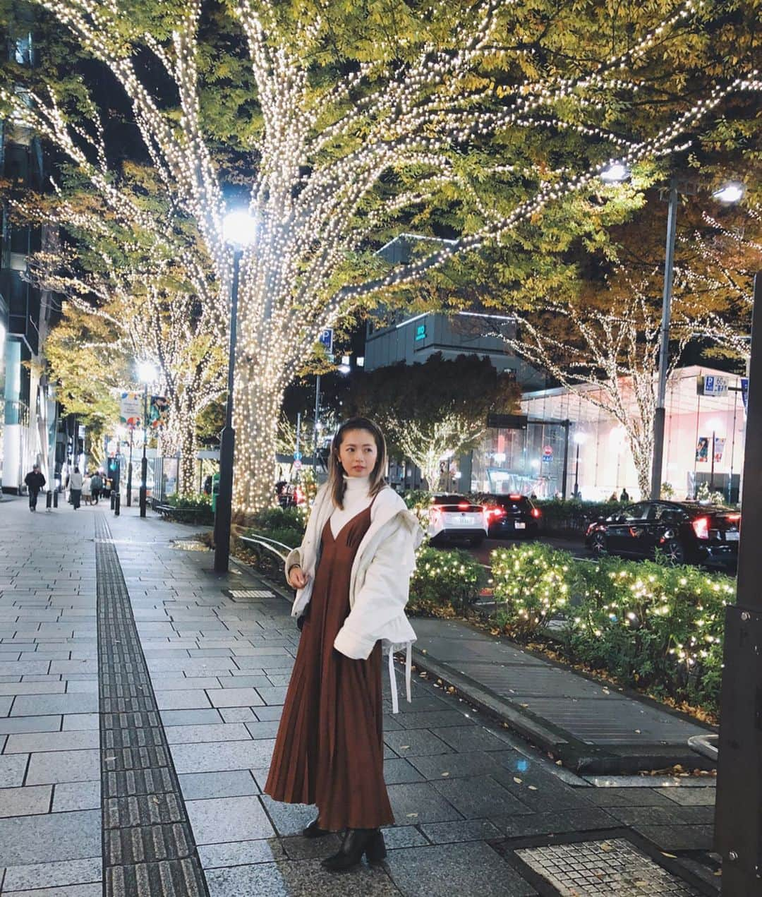 鈴木あやさんのインスタグラム写真 - (鈴木あやInstagram)「表参道のイルミネーションってやっぱ好き。🧡﻿もうすっかり冬ですねっ ﻿ 今年初買った激お気に入りアウターを着た私服です💁‍♀️﻿ ——————————————﻿ アウター＊ @fray_id ﻿ ワンピ＊ @rustal_official ﻿ ニット＊ @uniqlo ﻿ ブーツ＊ @acnestudios ———————————————﻿ #ootd #fashion #데일리록 #오오티디 #私服 #🎄 ﻿」11月28日 22時40分 - techitechiaya