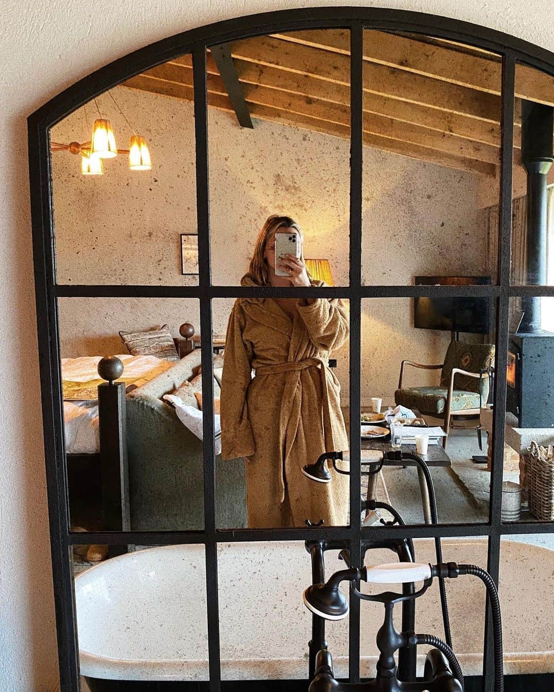Estée Lalondeのインスタグラム：「🐻」