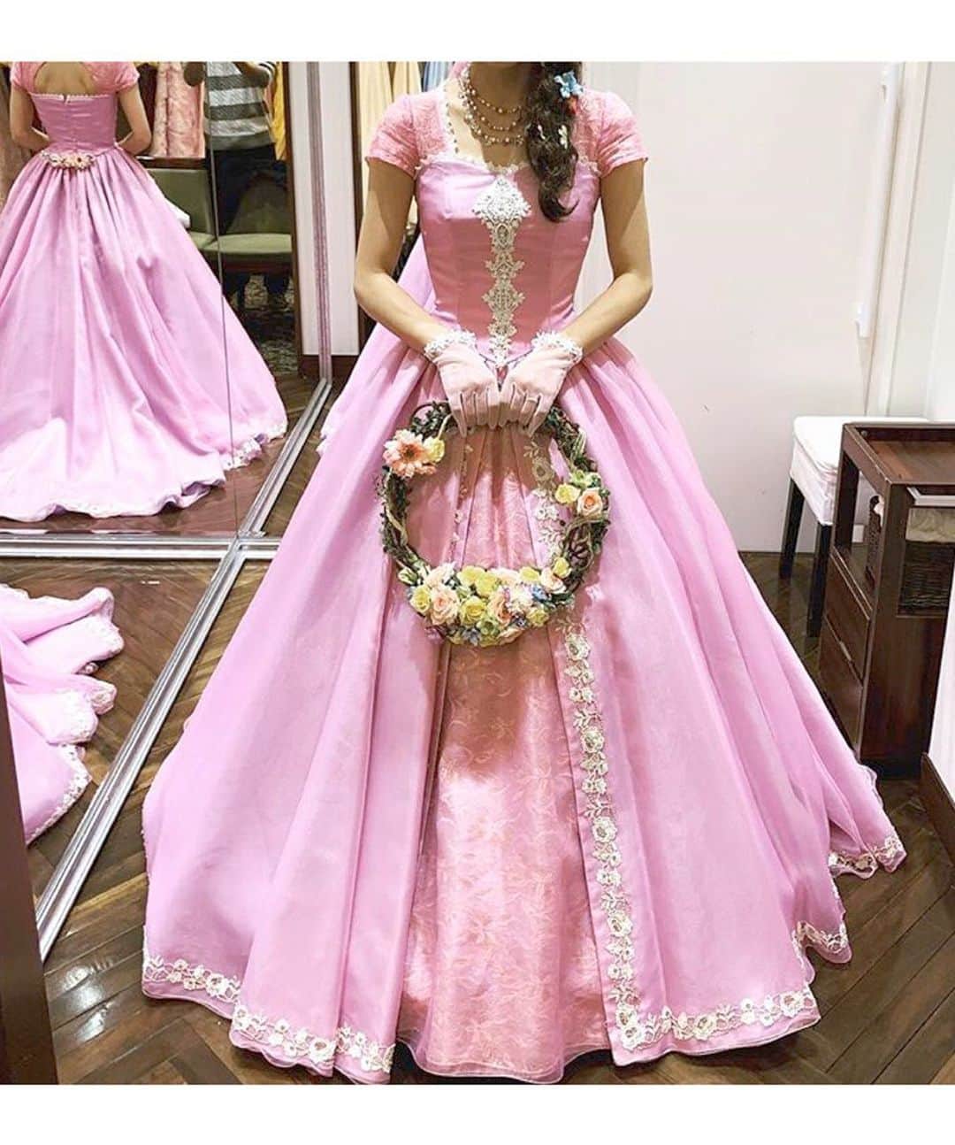 プレ花嫁の結婚式準備アプリ♡ -ウェディングニュースさんのインスタグラム写真 - (プレ花嫁の結婚式準備アプリ♡ -ウェディングニュースInstagram)「フェアリーテイルウェディングさんの試着フォト９枚👗✨ . . ➸➸➸➸➸➸➸💒➸➸➸➸➸➸➸ 本当の料金がわかる✨ ウェディングニュース式場検索 👰 . アプリ： @weddingnews_editor web版： @weddingnews_concierge ➸➸➸➸➸➸➸➸➸➸➸➸➸➸➸➸ . . こちらのお写真は . １,４,８枚目：@emily_ftw_ さん ２枚目：@naa_ftw_ivy さん ３枚目：@aoaoaoopika さん ５,６,７枚目：@ftw_2019.02 さん . からリグラムさせていただきました🌟ありがとうございました😊✨ . . #フェアリーテイルウェディング の花嫁さんだけが着ることのできる #ディズニープリンセス をイメージしたオリジナルドレス👗✨ . ❄１,８枚目： #アナ 💙２,３枚目： #シンデレラ 💚４枚目： #ジャスミン 💜５枚目： #ラプンツェル 💛６枚目： #ベル 💗７枚目： #オーロラ姫 . カバーは先日、アッキーナこと南明奈さんが結婚式で着用した事で話題になった【ソレッラカリーナ】💚戴冠式のアナをイメージした #ドレス です😍 . 鮮やかなグリーンと胸元のゴールドの刺繍がとても華やかで、 #ディズニー ファンの花嫁さんにはたまらない１着です✨♩ . 他のドレスも素敵なので、ぜひスワイプ👉🏻してみてくださいね✨♩ . . . ＼📷投稿お待ちしています／ . 花嫁はもちろん、業者さんも大歓迎✨ アナタのお写真をご紹介してもOKという方は、ぜひ #ウェディングニュース にお写真を投稿してください💕 . . ⬇︎関連アカウント⬇︎ . 🕊メインアカウント 【 @weddingnews_editor 】 . 💒インスタグラムで式場探し 【 @weddingnews_concierge 】 . 👰花嫁から式場探し 【 @weddingnews_brides 】 . . その他、編集部からの連絡専用 @weddingnews_contact や、スタッフ個人の連絡用として @WN_xxxx（xxxは個人名）があります💕 . . …………………………… ❤️ウェディングニュースとは？ …………………………… . 花嫁のリアルな”声”から生まれた、花嫁支持率No1✨スマホアプリです📱💕 . . 🌸知りたい… #結婚式準備 に役立つ記事を毎日150件配信中♩ . 🌸見たい… インスタの #ウェディング 系投稿TOP100が毎日チェックできる＊IG画像の複数ワード検索も可♩ . 🌸叶えたい… 式場をはじめとした  #結婚式 関連の予約サイトが大集合♩ . 🌸伝えたい… 自分の結婚式レポ『マイレポ』が簡単に作れる♩卒花嫁のレポが読める♩ . . @weddingnews_editor のURLからDLしてね✨ . . . #プレ花嫁 #結婚  #花嫁  #ウエディング  #プレ花嫁準備 #2020秋婚 #カラードレス #ディズニーウェディング #アナ雪 #アナと雪の女王 #プレ花嫁さんと繋がりたい #ウェディングドレス #2020夏婚 #ドレス選び #ドレス迷子」11月28日 22時41分 - weddingnews_editor