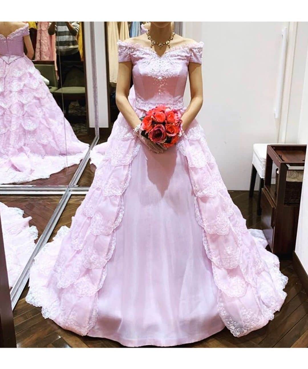 プレ花嫁の結婚式準備アプリ♡ -ウェディングニュースさんのインスタグラム写真 - (プレ花嫁の結婚式準備アプリ♡ -ウェディングニュースInstagram)「フェアリーテイルウェディングさんの試着フォト９枚👗✨ . . ➸➸➸➸➸➸➸💒➸➸➸➸➸➸➸ 本当の料金がわかる✨ ウェディングニュース式場検索 👰 . アプリ： @weddingnews_editor web版： @weddingnews_concierge ➸➸➸➸➸➸➸➸➸➸➸➸➸➸➸➸ . . こちらのお写真は . １,４,８枚目：@emily_ftw_ さん ２枚目：@naa_ftw_ivy さん ３枚目：@aoaoaoopika さん ５,６,７枚目：@ftw_2019.02 さん . からリグラムさせていただきました🌟ありがとうございました😊✨ . . #フェアリーテイルウェディング の花嫁さんだけが着ることのできる #ディズニープリンセス をイメージしたオリジナルドレス👗✨ . ❄１,８枚目： #アナ 💙２,３枚目： #シンデレラ 💚４枚目： #ジャスミン 💜５枚目： #ラプンツェル 💛６枚目： #ベル 💗７枚目： #オーロラ姫 . カバーは先日、アッキーナこと南明奈さんが結婚式で着用した事で話題になった【ソレッラカリーナ】💚戴冠式のアナをイメージした #ドレス です😍 . 鮮やかなグリーンと胸元のゴールドの刺繍がとても華やかで、 #ディズニー ファンの花嫁さんにはたまらない１着です✨♩ . 他のドレスも素敵なので、ぜひスワイプ👉🏻してみてくださいね✨♩ . . . ＼📷投稿お待ちしています／ . 花嫁はもちろん、業者さんも大歓迎✨ アナタのお写真をご紹介してもOKという方は、ぜひ #ウェディングニュース にお写真を投稿してください💕 . . ⬇︎関連アカウント⬇︎ . 🕊メインアカウント 【 @weddingnews_editor 】 . 💒インスタグラムで式場探し 【 @weddingnews_concierge 】 . 👰花嫁から式場探し 【 @weddingnews_brides 】 . . その他、編集部からの連絡専用 @weddingnews_contact や、スタッフ個人の連絡用として @WN_xxxx（xxxは個人名）があります💕 . . …………………………… ❤️ウェディングニュースとは？ …………………………… . 花嫁のリアルな”声”から生まれた、花嫁支持率No1✨スマホアプリです📱💕 . . 🌸知りたい… #結婚式準備 に役立つ記事を毎日150件配信中♩ . 🌸見たい… インスタの #ウェディング 系投稿TOP100が毎日チェックできる＊IG画像の複数ワード検索も可♩ . 🌸叶えたい… 式場をはじめとした  #結婚式 関連の予約サイトが大集合♩ . 🌸伝えたい… 自分の結婚式レポ『マイレポ』が簡単に作れる♩卒花嫁のレポが読める♩ . . @weddingnews_editor のURLからDLしてね✨ . . . #プレ花嫁 #結婚  #花嫁  #ウエディング  #プレ花嫁準備 #2020秋婚 #カラードレス #ディズニーウェディング #アナ雪 #アナと雪の女王 #プレ花嫁さんと繋がりたい #ウェディングドレス #2020夏婚 #ドレス選び #ドレス迷子」11月28日 22時41分 - weddingnews_editor