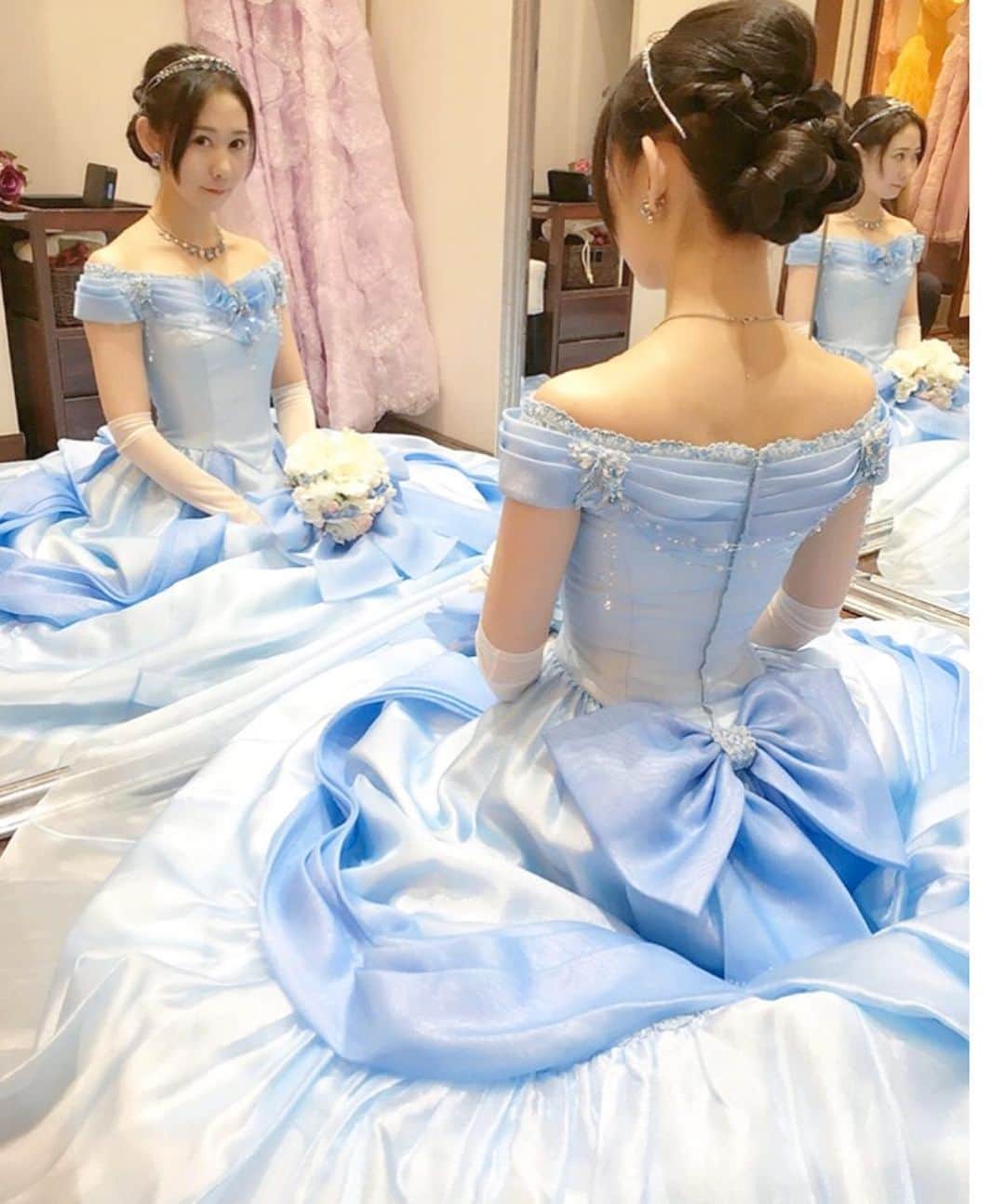 プレ花嫁の結婚式準備アプリ♡ -ウェディングニュースさんのインスタグラム写真 - (プレ花嫁の結婚式準備アプリ♡ -ウェディングニュースInstagram)「フェアリーテイルウェディングさんの試着フォト９枚👗✨ . . ➸➸➸➸➸➸➸💒➸➸➸➸➸➸➸ 本当の料金がわかる✨ ウェディングニュース式場検索 👰 . アプリ： @weddingnews_editor web版： @weddingnews_concierge ➸➸➸➸➸➸➸➸➸➸➸➸➸➸➸➸ . . こちらのお写真は . １,４,８枚目：@emily_ftw_ さん ２枚目：@naa_ftw_ivy さん ３枚目：@aoaoaoopika さん ５,６,７枚目：@ftw_2019.02 さん . からリグラムさせていただきました🌟ありがとうございました😊✨ . . #フェアリーテイルウェディング の花嫁さんだけが着ることのできる #ディズニープリンセス をイメージしたオリジナルドレス👗✨ . ❄１,８枚目： #アナ 💙２,３枚目： #シンデレラ 💚４枚目： #ジャスミン 💜５枚目： #ラプンツェル 💛６枚目： #ベル 💗７枚目： #オーロラ姫 . カバーは先日、アッキーナこと南明奈さんが結婚式で着用した事で話題になった【ソレッラカリーナ】💚戴冠式のアナをイメージした #ドレス です😍 . 鮮やかなグリーンと胸元のゴールドの刺繍がとても華やかで、 #ディズニー ファンの花嫁さんにはたまらない１着です✨♩ . 他のドレスも素敵なので、ぜひスワイプ👉🏻してみてくださいね✨♩ . . . ＼📷投稿お待ちしています／ . 花嫁はもちろん、業者さんも大歓迎✨ アナタのお写真をご紹介してもOKという方は、ぜひ #ウェディングニュース にお写真を投稿してください💕 . . ⬇︎関連アカウント⬇︎ . 🕊メインアカウント 【 @weddingnews_editor 】 . 💒インスタグラムで式場探し 【 @weddingnews_concierge 】 . 👰花嫁から式場探し 【 @weddingnews_brides 】 . . その他、編集部からの連絡専用 @weddingnews_contact や、スタッフ個人の連絡用として @WN_xxxx（xxxは個人名）があります💕 . . …………………………… ❤️ウェディングニュースとは？ …………………………… . 花嫁のリアルな”声”から生まれた、花嫁支持率No1✨スマホアプリです📱💕 . . 🌸知りたい… #結婚式準備 に役立つ記事を毎日150件配信中♩ . 🌸見たい… インスタの #ウェディング 系投稿TOP100が毎日チェックできる＊IG画像の複数ワード検索も可♩ . 🌸叶えたい… 式場をはじめとした  #結婚式 関連の予約サイトが大集合♩ . 🌸伝えたい… 自分の結婚式レポ『マイレポ』が簡単に作れる♩卒花嫁のレポが読める♩ . . @weddingnews_editor のURLからDLしてね✨ . . . #プレ花嫁 #結婚  #花嫁  #ウエディング  #プレ花嫁準備 #2020秋婚 #カラードレス #ディズニーウェディング #アナ雪 #アナと雪の女王 #プレ花嫁さんと繋がりたい #ウェディングドレス #2020夏婚 #ドレス選び #ドレス迷子」11月28日 22時41分 - weddingnews_editor