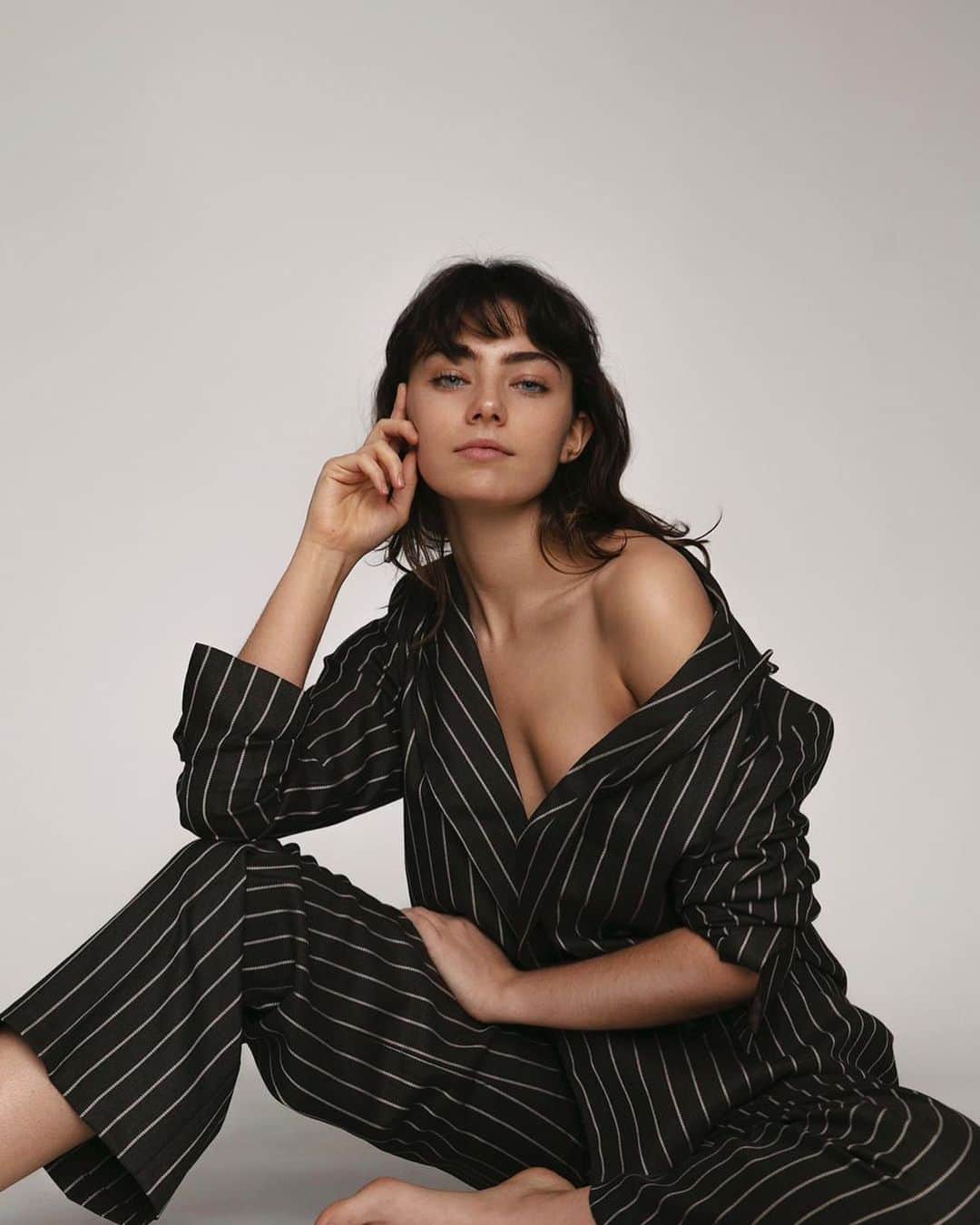 Amelia Zadroのインスタグラム：「Modelling is my job  It has been for most of the last 7 years For me it can also be a source of  Power  Creative expression & Connection It has been my enemy  My excuse for feeling disempowered And one of my biggest sources of reflection for where I gave up my power  Coming back into the industry as a woman who knows myself & my values more deeply  Who trusts my body And has found an amazingly supportive team of agents and community around me Feels new and exciting  It’s less and less about the external situations in life and more about how I choose to show up in them Any situation is an opportunity to practice being the person we want to be 🌟 Watch this space 🌟」