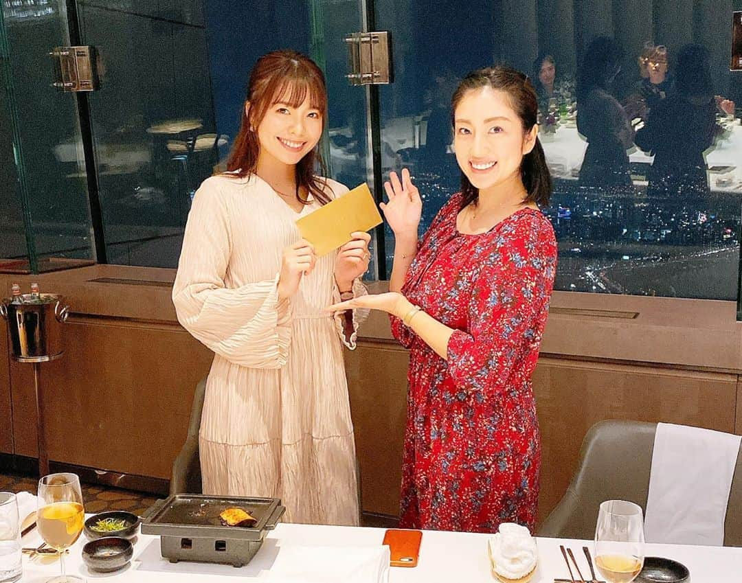 庄司ゆうこさんのインスタグラム写真 - (庄司ゆうこInstagram)「初日のディナーは全員でシグニエルソウル81階にある韓国料理のレストランでフルコース！！ まよちゃん&ちかちゃんの誕生日お祝いもっ🎉🎂🥂 あとは、1人1人に来期の仕事の目標とプライベートの抱負を語ってもらいました😊普段スタジオではゆっくり話せないし、個々で仲良くても全員で集まる機会はなかなかないからね😭 そして毎年恒例表彰式‼️ 今期は1位しほ先生、2位えみ先生、3位あい先生といったランキングでした🌟 ベスト3までは賞金あり、ベスト10までは飛行機、ホテル、ディナーとご招待旅行❣️こんな待遇いいヨガスタジオはどこにもないと思う🤣笑 そんなわけでみんなには来年更にモチベーション上げて頑張ってもらいたいですね🤗 #psyカンパニー旅行2019#ポジティブスターヨガ#社員旅行#シグニエルソウル#韓国#ロッテ#韓国料理#ハッピーバースデー#お誕生日おめでとう」11月28日 22時44分 - yuko.shoji