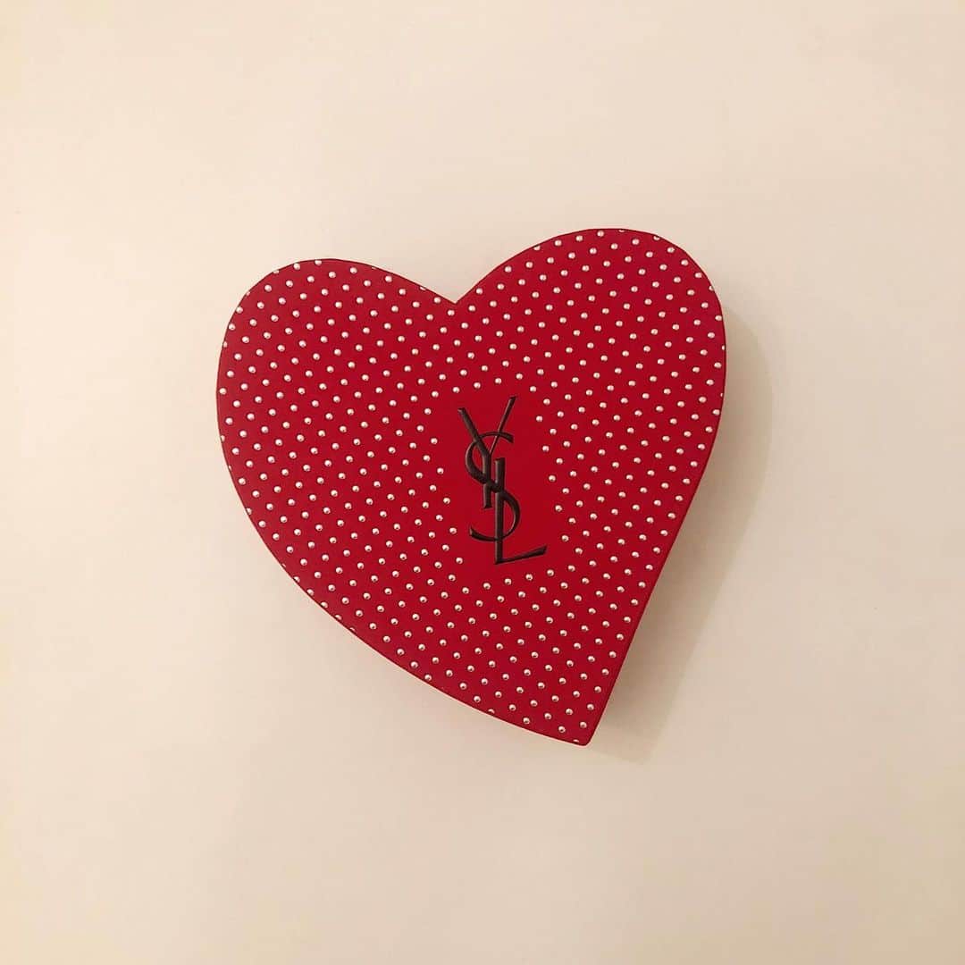 のインスタグラム：「・ お兄が久しぶりに実家帰ってきて 遅れたけどってくれたプレゼント🎁 社会人になって1年目のお兄からのプレゼント なんだかずっと一緒に暮らしてたのに 遠くで1人で頑張ってるお兄からって それを想像するとうるうる🥺💧 大切に使います毎年ありがとうっ。✨ ・ #これはブラコンというものか」