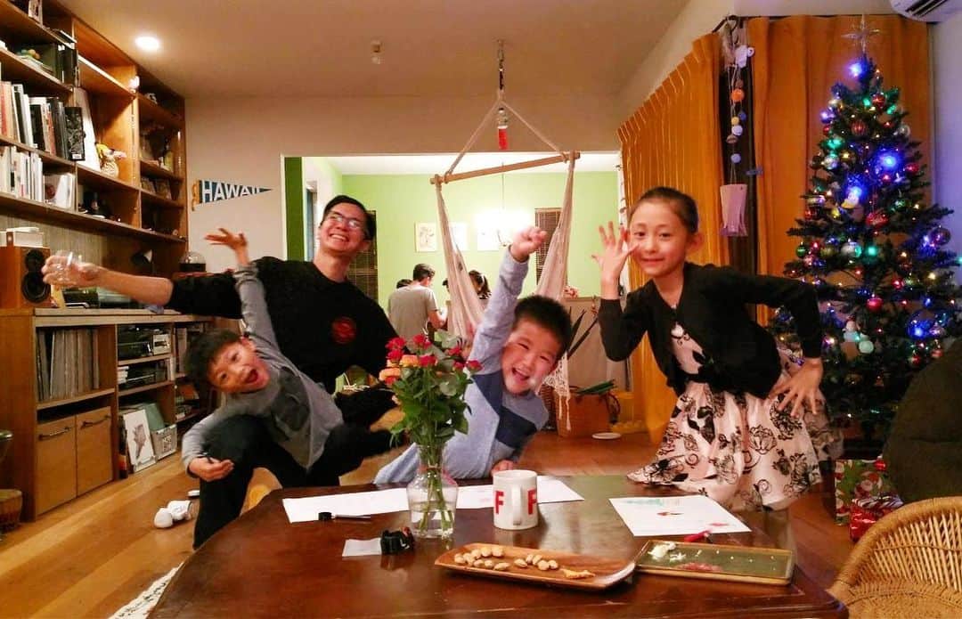 桃生亜希子のインスタグラム：「今年のThanks Giving は、平日だったから、小さくやろうと思っていたけれど、なんだか沢山集まって楽しい会になりました😊 写真を取り損ねたけど、新しいお友達も出来ました。 　今年も色々あったね。みんなありがとう。🙏🌞 新しい年は、さらにパワーアップして、もっと軽やかに、自由に楽しんでいこう! #happythanksgivng #にことk #あのいとk」