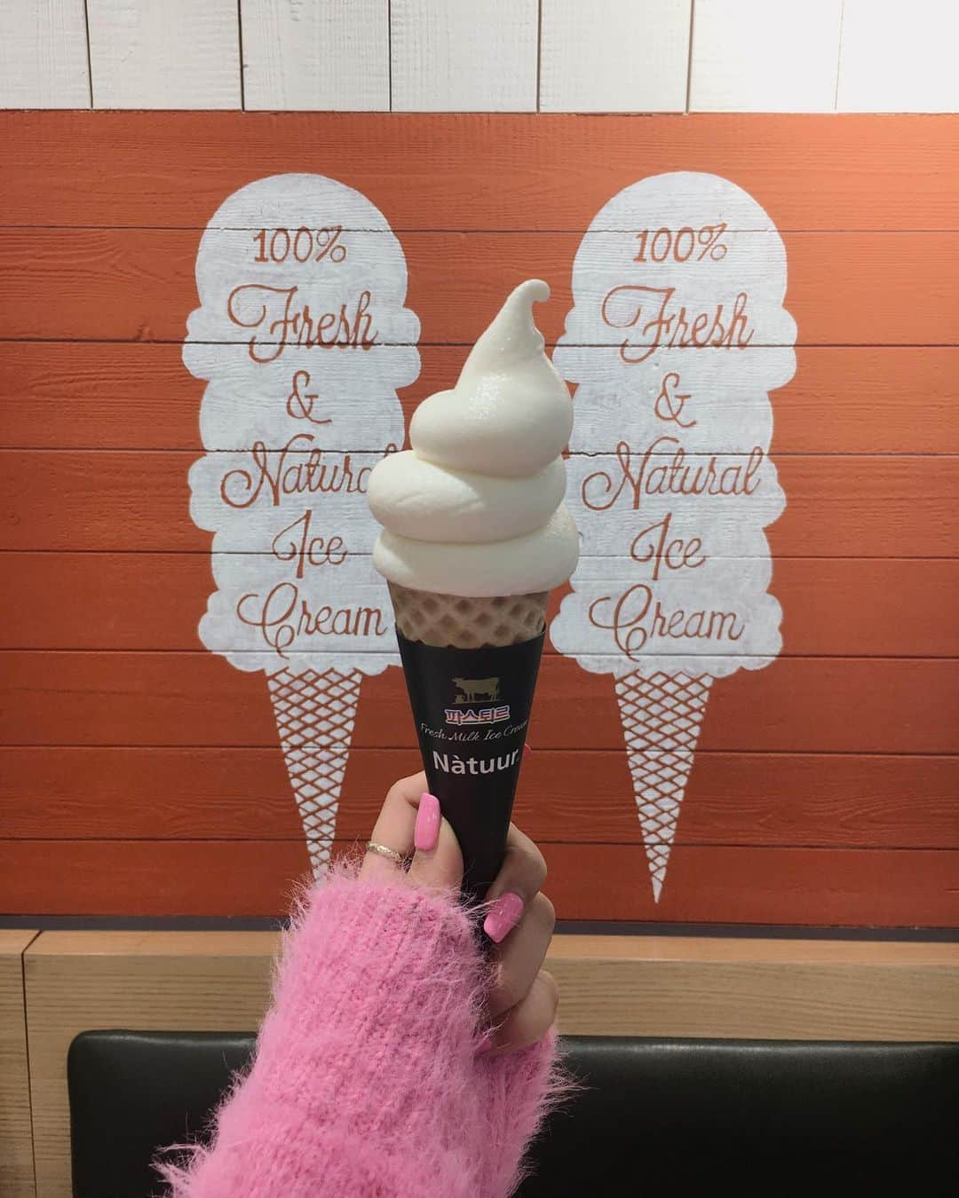 斎藤菜々子さんのインスタグラム写真 - (斎藤菜々子Instagram)「. 寒い日こそ恋しくなる🍦 #最近寒すぎる アイスは絶対さっぱりより濃厚派 視覚過敏だからかな🥶 ガリガリ君とか歯に染みる〜。 . やっぱなんだかんだソフトクリームって最強🍦 やっぱソフトクリームだとクレミアが1番かな💭💭💭 . #7ログ」11月28日 22時56分 - nanacoco.7