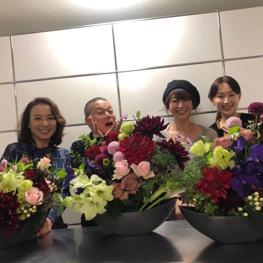 のインスタグラム：「赤井勝先生のプライベートフラワーアレンジメントレッスン✨ 先程間違って削除してしまった😰コメントくださった方ごめんなさい。 私の作品もプラスしましたー！」