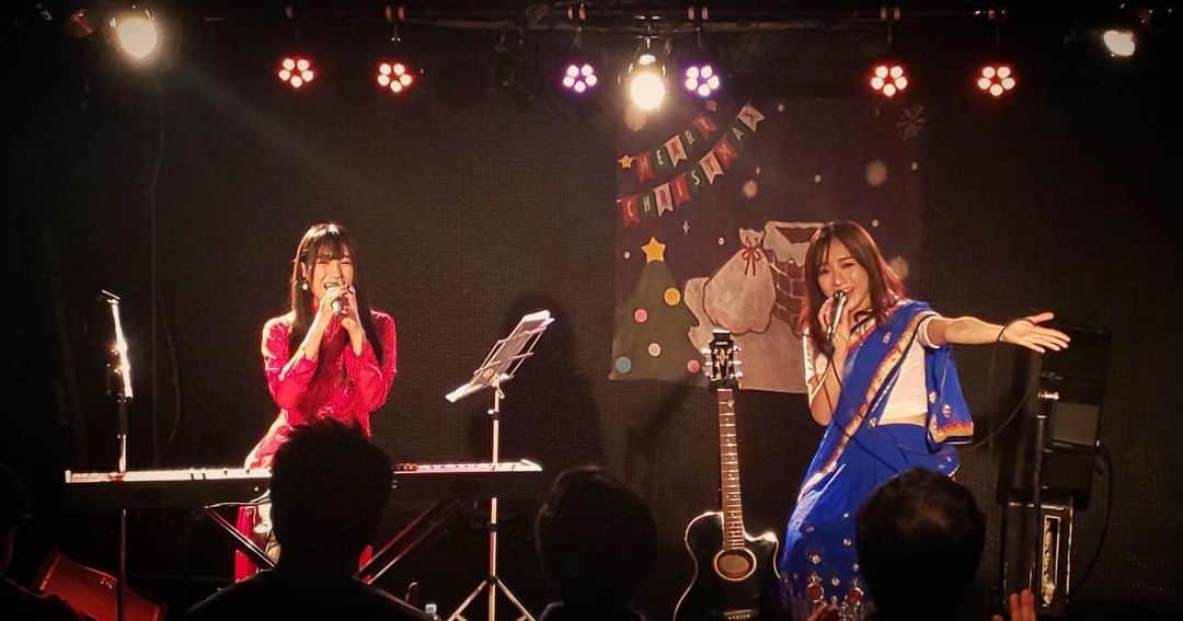 長谷川萌美さんのインスタグラム写真 - (長谷川萌美Instagram)「. . 柏04で対バン！ありがとうございました！！ 今夜はサリーとアオザイ衣装☺︎💕民族楽器叩いてそう。 「遠いところへ行くのでしょう」✨「幸せになりたい。」も♪ ありがとうございました！ 後ろにクリスマスの絵があるとキリストに会いに行く人みたいに見えなくも無い？見えない？ .  #ビタスイ #柏 @info_kashiwa04 #サリー #アオザイ #対バン」11月28日 22時49分 - moemi_hasegawa