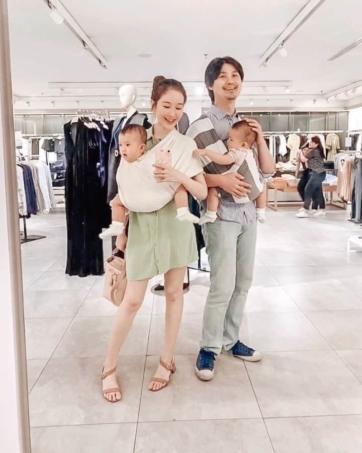 ジェシカ・ヤマダのインスタグラム：「Ngemall sama twins ya begini ini 😜 Watch til the end to see a ‘like father like daughter’ moment 🙊😛🤣 . . Btw aku mau infooo! Sabtu ini tanggal 30 November jam 19.00, aku bakal ada di acara Talkshow dan Babywearing Contest nya @babyktanid (my favorite babywrap dari Arwen Arya newborn sampe sekarang) di @imbex.rpe yayyy! Info lengkapnya cek aja di @babyktanid yah 🕺🥳 See you there! 💞 . . #jesswears #babywearing #jessbebes #antjess #twinmom #lifewithtwins #twinparents」
