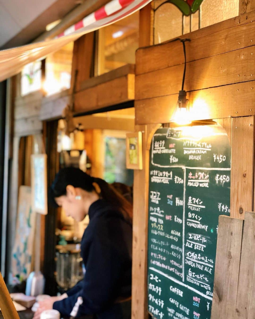 真衣ひなのさんのインスタグラム写真 - (真衣ひなのInstagram)「. 吉祥寺の井の頭公園。 在団中もよく休演日にここに来て 一人でおさんぽしていたなぁ🐰 この日は撮影兼ねてのおさんぽでした。 おさんぽ兼ねての撮影だったかな。笑 赤や黄に染まりゆく木々を見ながら 寒空の下で飲むホットラテは、 いつもより美味しく感じました☺︎ . #今度はホットワインにしようかな #温かい飲み物が染み渡る感覚は #暑い日の冷たい麦茶と同じ幸福感 #この現象にだれか名前つけて！」11月28日 22時58分 - hinano_mai