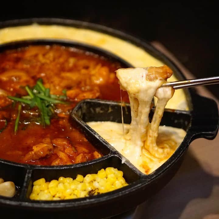のインスタグラム：「「チーズタッカルビ」を福岡で🧀とろ～りのびるチーズがたまらない😍⠀ ⠀ 「チーズタッカルビ」といえば、SNSやテレビで多く取り上げられ、今なお若者を中心に人気の韓国グルメ🇰🇷⠀ ⠀ 福岡でも、美味しいチーズタッカルビを食べるべく、博多駅の筑紫口から徒歩3分のところにある韓流創作居酒屋「博多牛臓」にお邪魔しました❗️⠀ ⠀ お店の名物「チーズタッカルビ」は、鶏肉やトッポギ(韓国餅)などをコチュジャンベースの甘辛いソースで炒めた「タッカルビ」を、トロトロチーズにつけていただく人気のメニュー✨⠀ ⠀ 鍋には、ケランチム(茶碗蒸し)、やナムルなどのお野菜も入っていてボリューム満点😆1辛～3辛で辛さが選べます🔥⠀ ⠀ 具材をチーズにつける様子はまさにフォトジェニック📸⠀ ⠀ 甘辛いソースと、なめらかなチーズの味わいがクセになりお箸が止まりません😋⠀ ⠀ 〆は、ご飯を甘辛のソースで炒めた韓国風チャーハン「ポックンパ」❗️⠀ ⠀ 鉄なべでしっかり焼かれていて、カリカリおこげがまた香ばしい～😍⠀ ⠀ とろ～りチーズと甘辛タッカルビが相性抜群の「チーズタッカルビ」❗️まだ食べたことのないって方はこの冬ぜひトライしてみて👍⠀ ⠀ チーズタッカルビ(2～3人前)  3278円⠀ ポックンパ 385円 韓流創作居酒屋 博多牛臓 博多筑紫口店 福岡市博多区博多駅東2-1-24 ギャラリー博多ビル5F⠀ ※ポックンパは通常より少なめにご用意いただきました⠀ ⠀ #鍋#鍋料理#福岡鍋 #バリよかグルメ#グルメ#グルメ好きな人と繋がりたい #福岡#福岡グルメ#福岡ごはん#福岡ランチ#福岡居酒屋#福岡ディナー#博多#博多グルメ #fukuoka#博多駅 #福岡旅行#福岡観光#福岡食べ歩き#食べるの好きな人と繋がりたい #韓国料理#韓国#韓国グルメ #チーズタッカルビ#チーズダッカルビ#チーズ#チーズ好き#チーズ大好き#ポックンパ #博多牛臓」